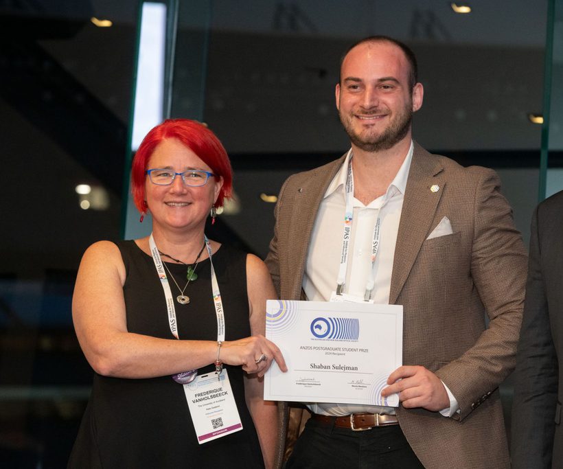 Dr Sulejman receiving the 2024 ANZOS Postgraduate Student Prize from ANZOS President Professor Frederique Vanholsbeeck